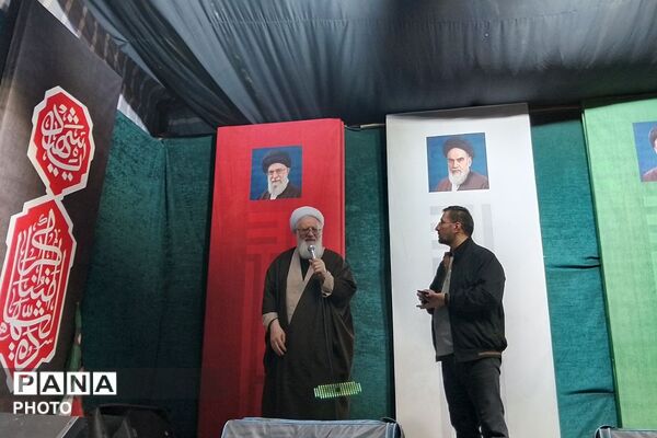 برپایی نماز استغاثه به امام زمان (عج) در میدان نماز شهرری 