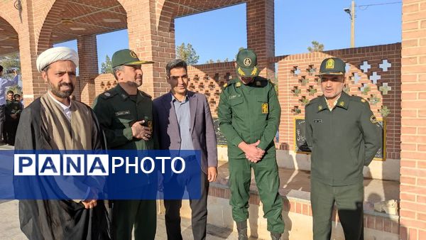 آغاز هفته بسیج دانش‌آموزی با غبارروبی مزار شهدای جوادالائمه توسط مسئولان و دانش‌آموزان بسیجی