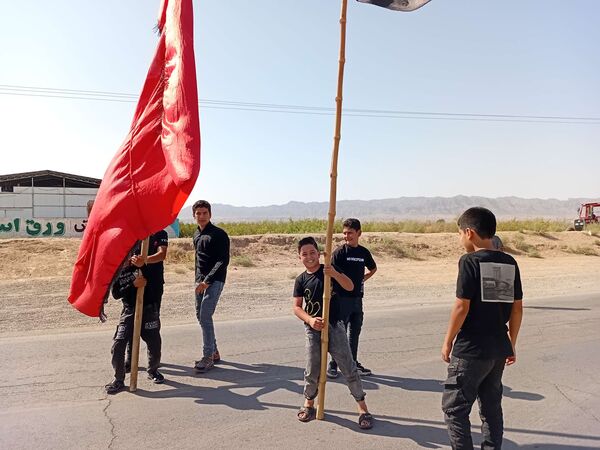 حضور پر رنگ کودکان روستای نقاب در پیاده روی جاماندگان اربعین