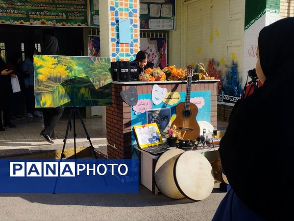 رونمایی از استعدادهای هنری دانش‌آموزان در نمایشگاه فرهنگ و هنر دبیرستان هاجر بیرجند