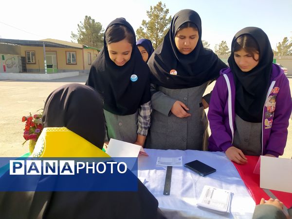 انتخابات شورای دانش آموزی در دبیرستان دخترانه امید 