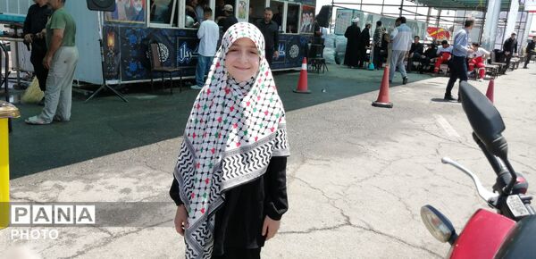 خدمت‌رسانی موکب سیمان آبیک در مسیر زائران؛ همراهی خادمان در پذیرایی و بدرقه