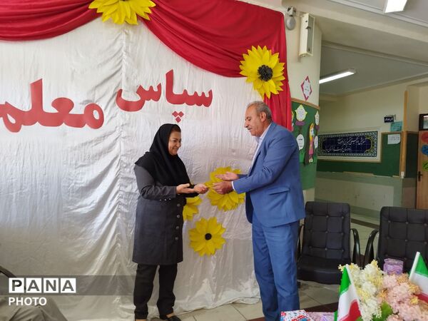 تجلیل از معلمان و اعضای انجمن اولیا و مربیان در مدرسه حضرت رقیه(س)