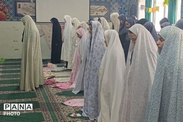  اقامه نماز جماعت دبیرستان هدی با حضور دانش‌آموزان پایه هفتم