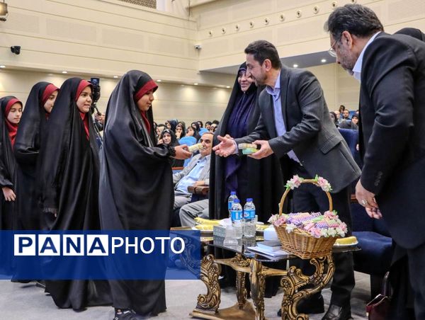 تجلیل از معلمان نمونه منطقه ۱۴ به مناسبت هفته گرامیداشت مقام معلم