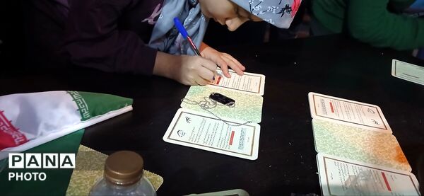 تجمع شهروندان در چهلم کودکان میناب کنار دیوارنگاره میدان انقلاب
