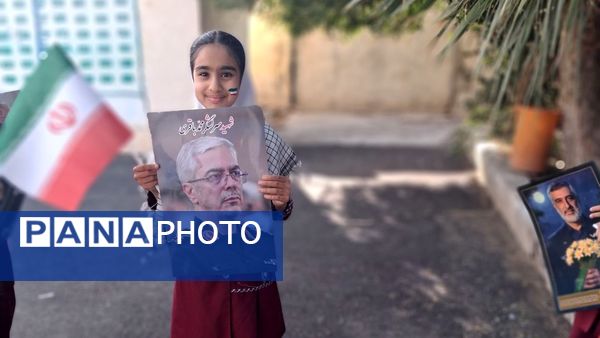 جشن باشکوه دهه فجر و پاسداشت پرچم جمهوری اسلامی در دبستان استقلال حاجی‌آباد
