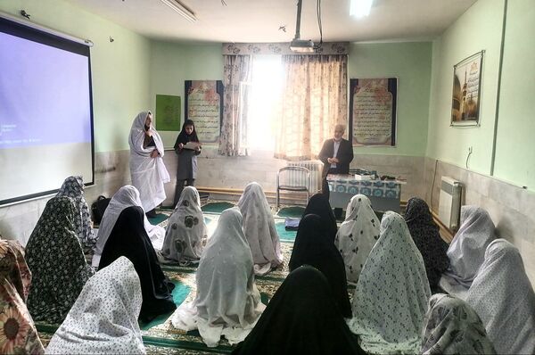 جلسه جهاد اسلامی حجاب و عفاف دختران در دبیرستان حاج مهدی روحانی شهرستان خلیل آباد 