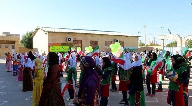 برگزاری نرمش صبحگاهی با ضرب‌آهنگ زورخانه‌ای در دبستان زکیه بندر امام خمینی(ره)