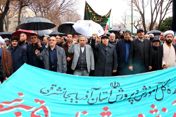 خلاقیت و نشاط دانش‌آموزی در غرفه‌های آموزش و پرورش در مسیر راهپیمایی ۲۲ بهمن