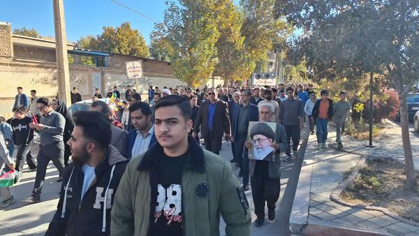 روز ۱۳ آبان: درخششی دیگر در تاریخ شهرستان سلسله با راهپیمایی دانش‌آموزان و مردم