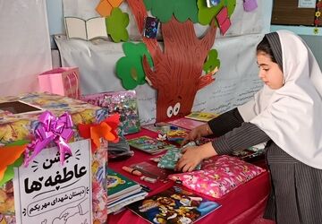 مهر و همدلی دانش‌آموزان دبستان شهدای مهر یکم در جشن عاطفه‌ها
