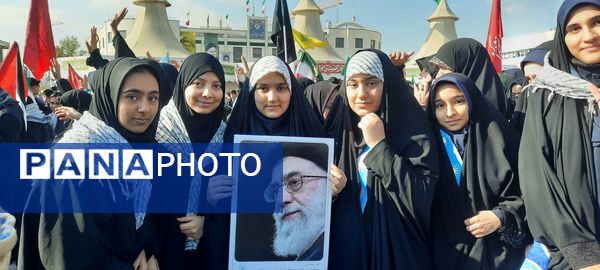 حضور دانش آموزان دبیرستان مهشید مصلی نژاد در راهپیمایی روز دانش آموز 