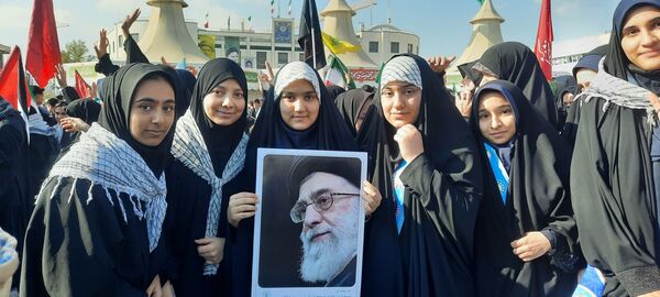 حضور دانش آموزان دبیرستان مهشید مصلی نژاد در راهپیمایی روز دانش آموز 