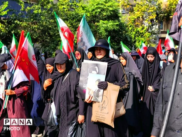 حضور پرشور مردم در خیابان فلسطین برای بدرقه رهبر