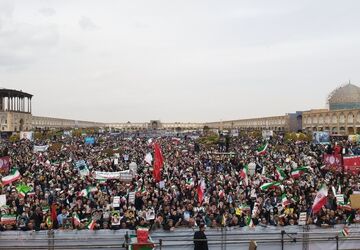 میدان امام اصفهان غرق در شکوه ملت
