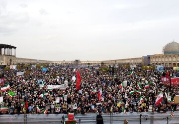 میدان امام اصفهان غرق در شکوه ملت
