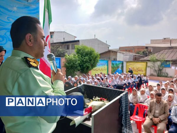 حضور نیروهای انتظامی در دبیرستان نجم قائمشهر