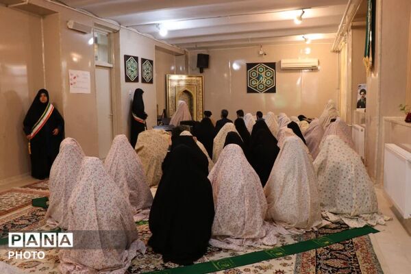 اقامه نخستین نماز مهرماه در هنرستان آل‌یاسین