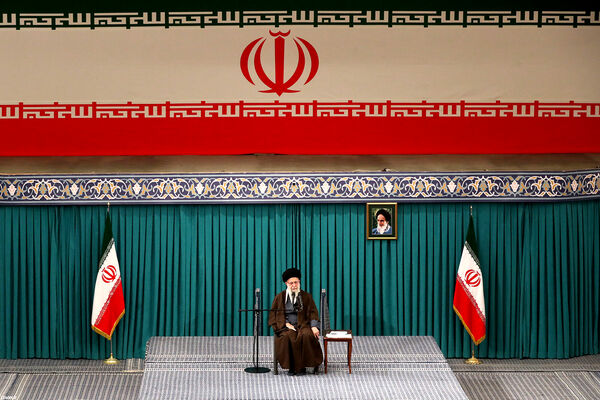 دیدار جمعی از رأی اولی‌ها و خانواده‌های شهدا با رهبر انقلاب اسلامی