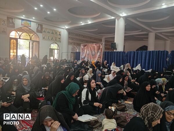 طنین دعای عرفه در مصلی نظرآباد