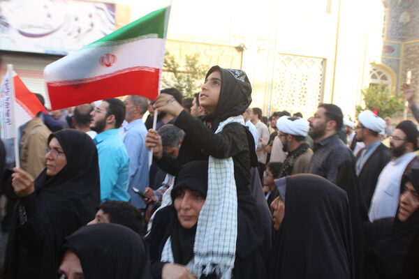 جلوه‌های حماسی از حضور نوجوانان قمی در مراسم تشییع شهدا 