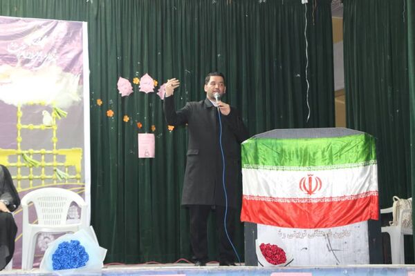 ۴۰۰ نفر از دختران پیشتاز بندرخمیر، پرچم امام مهربانی را به آغوش کشیدند