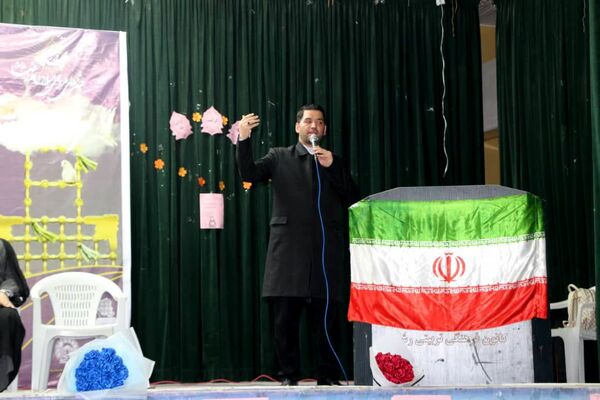 ۴۰۰ نفر از دختران پیشتاز بندرخمیر، پرچم امام مهربانی را به آغوش کشیدند