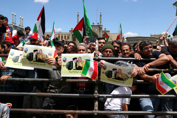 حضور پرشور نوجوانان قمی در آیین استقبال از رئیس جمهوری 
