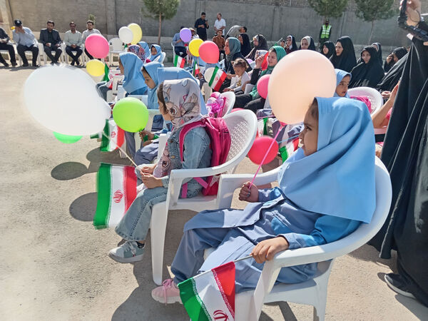 حضور مسئولان شهرستان جعفرآباد قم در دبستان حضرت زینب(س)