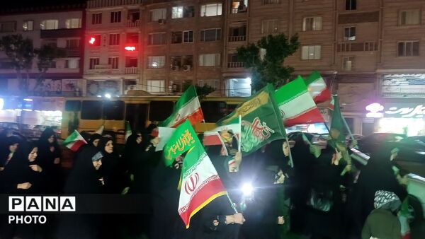 مشت‌های گره کرده مردم  به دهان امریکای جنایت کار و رژیم غاصب صهیونی 
