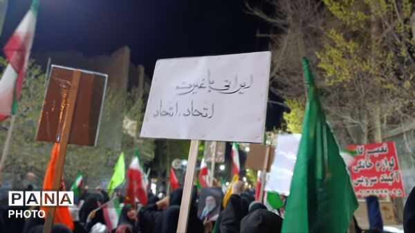 دهه نودی‌ها همچنان ایستاده اند
