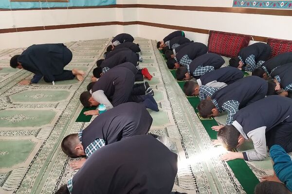 برگزاری نماز جماعت در دبستان شهید قلنبر ناحیه 2 شهرری 
