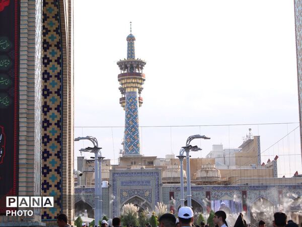 بارگاه منوّر رضوی در سالروز شهادت امام رضا (ع) یکپارچه سیاهپوش و لبریز از سوز و گداز عزاداران شد