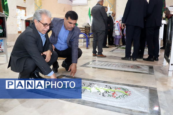 عطر افشانی مزار مطهر شهدای فرهنگی و دانش‌آموز شهرستان بوشهر  