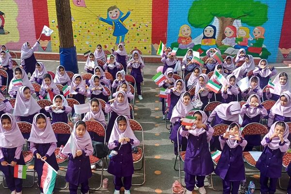 جشن شکوفه ها در دبستان هیات امنایی آزاده ناحیه دو شهرری 