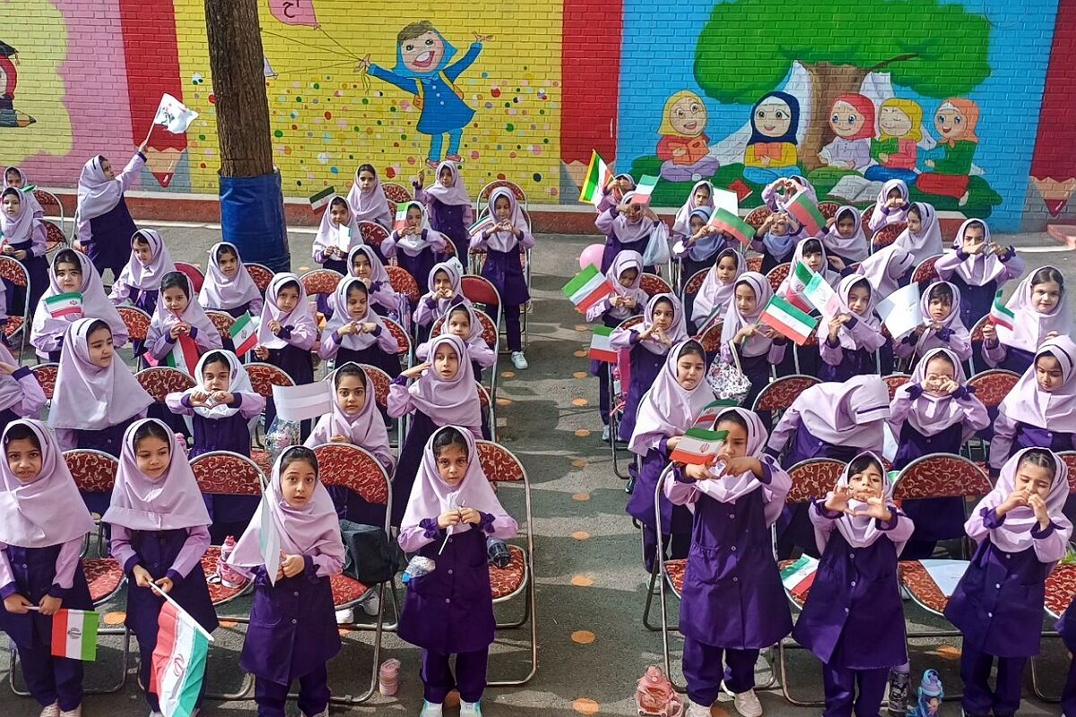 جشن شکوفه ها در دبستان هیات امنایی آزاده ناحیه دو شهرری 