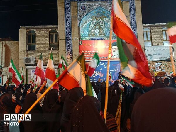 حضور پرشور مردم حاجی‌آباد در آیین‌ گرامیداشت شهدای انقلاب و دانش‌آموزان شجره طیبه