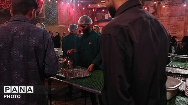 ۱۷۵ شب خدمت در آستان آل‌الله؛ حال‌وهوای چایخانه حضرت زهرا (س) در شب شهادت امام حسن عسکری (ع)