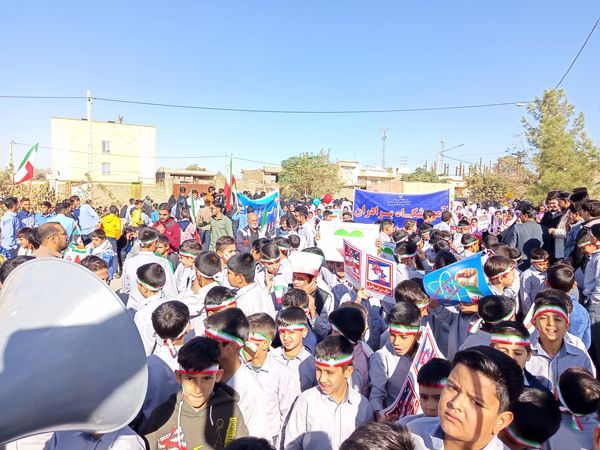 قدم‌های کوچک، ایمان‌های بزرگ؛ حضور باشکوه دانش‌آموزان دبستان برادران ابراهیمی‌نیا در ۱۳ آبان