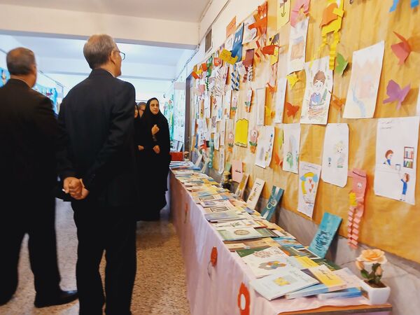 آیین نواختن زنگ کتاب و کتابخوانی در دبستان تربیت