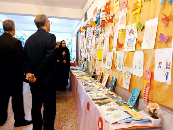آیین نواختن زنگ کتاب و کتابخوانی در دبستان تربیت