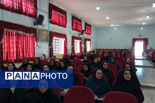 توانمندسازی مدیران مدارس زرقان در آغاز سال تحصیلی 