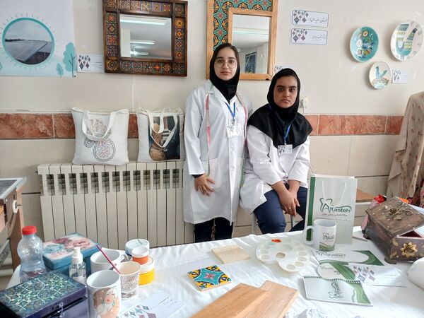 برگزاری نمایشگاه ایده‌های تحول آفرین در دبیرستان الگونه ناحیه ۳ شیراز