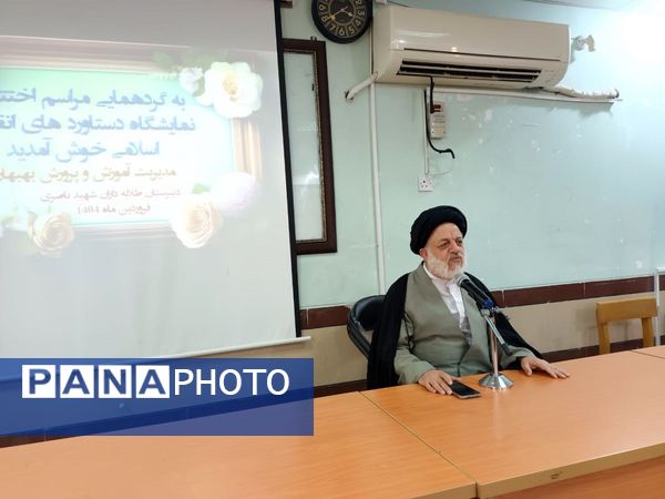 تقدیر از دانش‌آموزان برگزیده نمایشگاه دستاوردهای انقلاب اسلامی در دبیرستان طلایه داران شهید ناصری