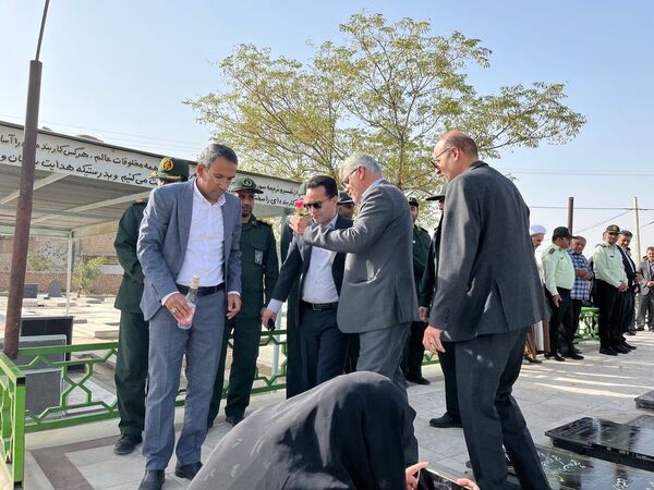  غبار روبی مسئولین از مزار شهدای روستای دهنو خلیل آباد 