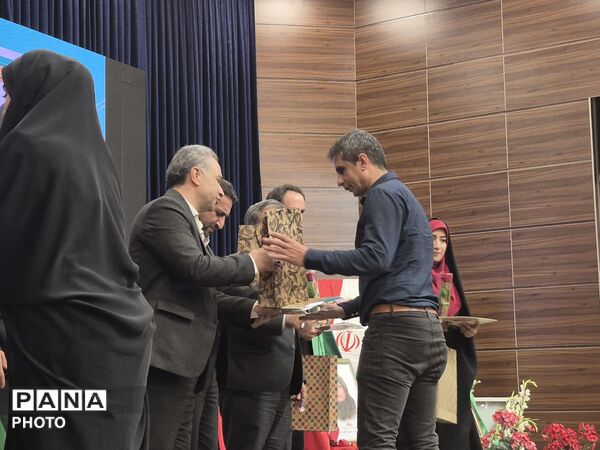 برگزاری آیین تجلیل از مقام شامخ معلم در منطقه ۱۵
