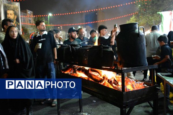 پرچم‌های عزا بر فراز حرم امام رضا(ع)