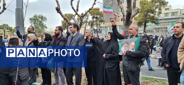 حضور گسترده و منسجم دانش آموزان و فرهنگیان منطقه ۱۰ در راهپیمایی ۲۲ بهمن ماه