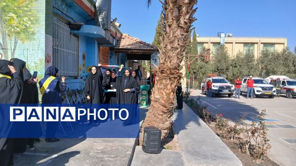برگزاری مانور سراسری زلزله و ایمنی در مدرسه شهید دهقان 